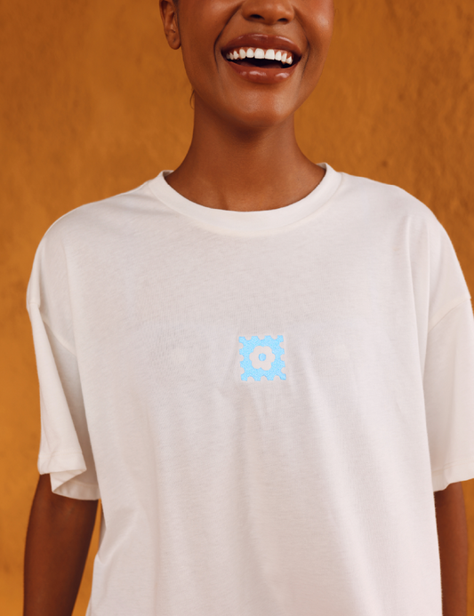 Camiseta Easysummer OPHIA × easypeople – bordado floral en pecho, vista frontal, colección Easy Summer