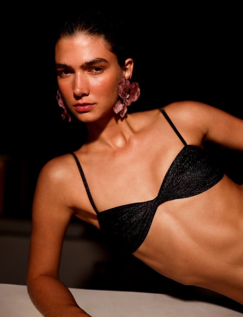 Top de bikini clásico negro brillante ajustable Lis Noche Ophia Colombia
