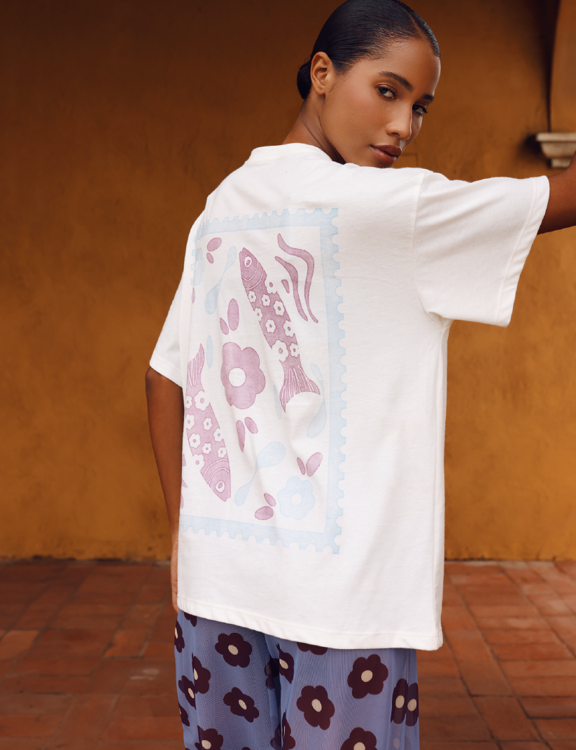Camiseta Easysummer OPHIA × easypeople – look lateral con estampado trasero, estilo urbano playero
