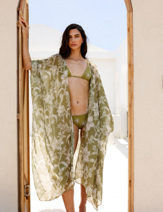 Mujer usando Kimono Lirio verde estampado salida de baño marca Ophia