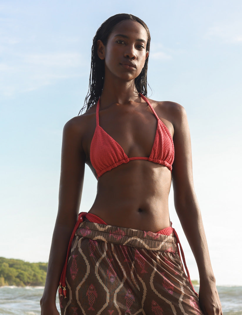 Mujer usando top Sierra rosado con miyuki bikini en la playa - Ophia swimwear

