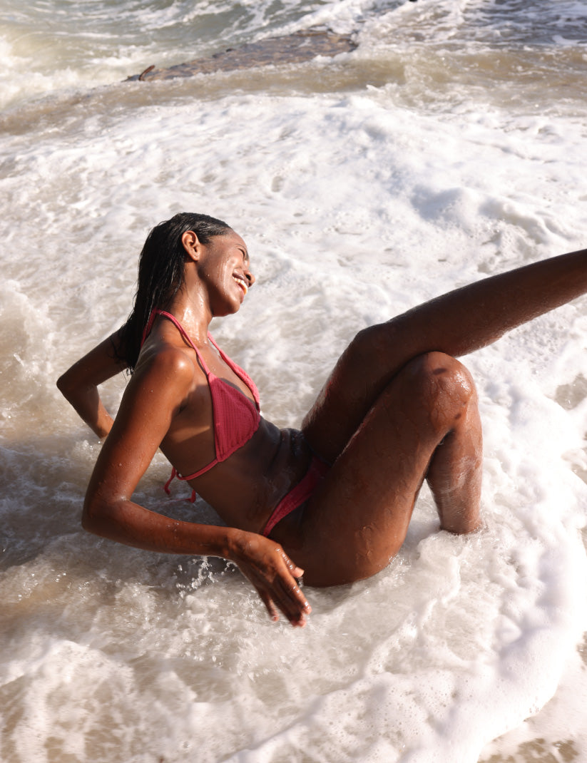 Detalle del miyuki artesanal del top Sierra rosado exclusivo - Ophia swimwear