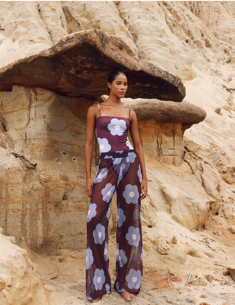 Pantalón Bold Flower OPHIA × easypeople – look cuerpo entero, estampado floral, colección Easy Summer
