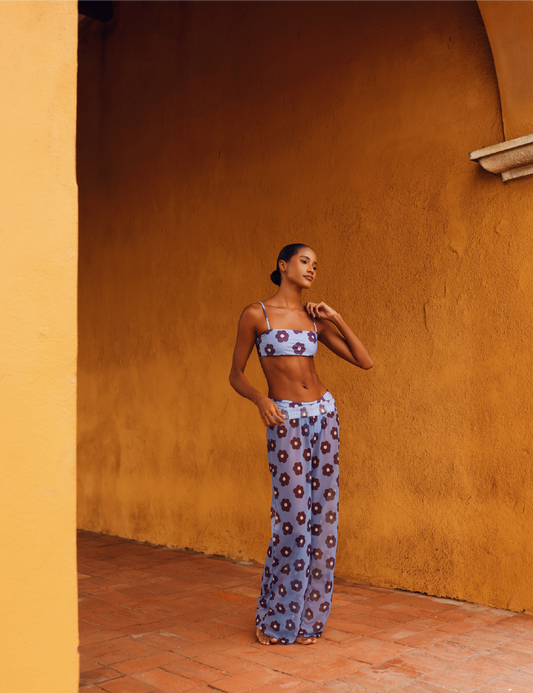 Pantalón Mini Flowers OPHIA × easypeople – look cuerpo completo, estampado floral, colección Easy Summer
