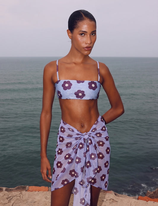 Look Easy Summer OPHIA × easypeople – pareo Mini Flowers azul lavanda anudado con top bandeau, playa Colombia
