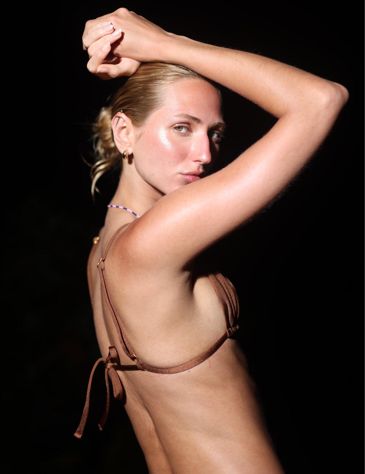 Mujer usando top Merluza café con collar artesanal en la playa - Ophia swimwear
