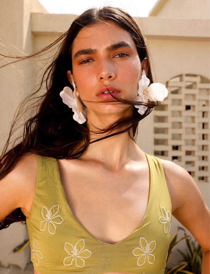 Top de bikini Lily verde cerrado con bordados florales Ophia