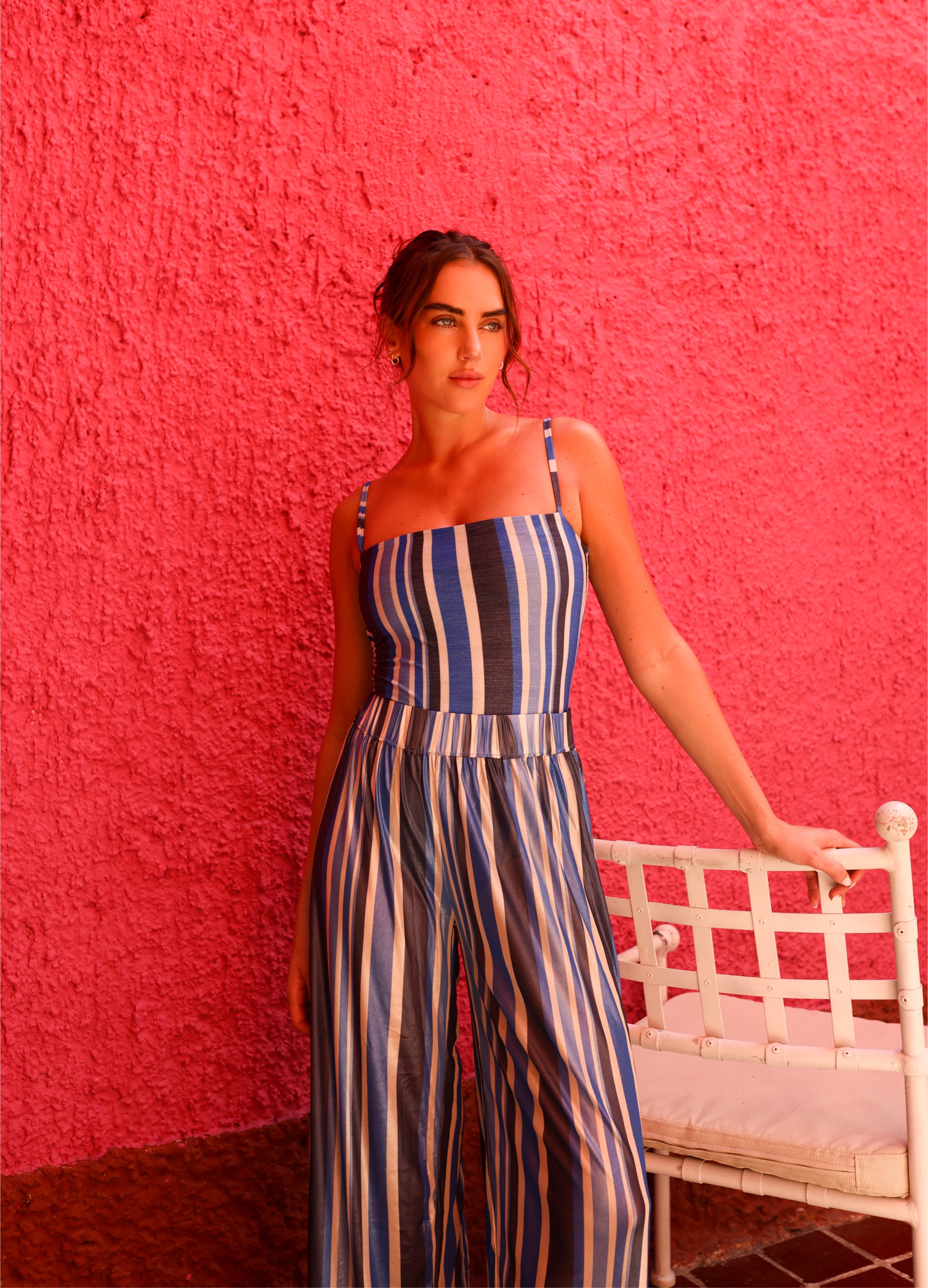 Modelo con Pantalón Glow Azul OPHIA, look playa resort talla S