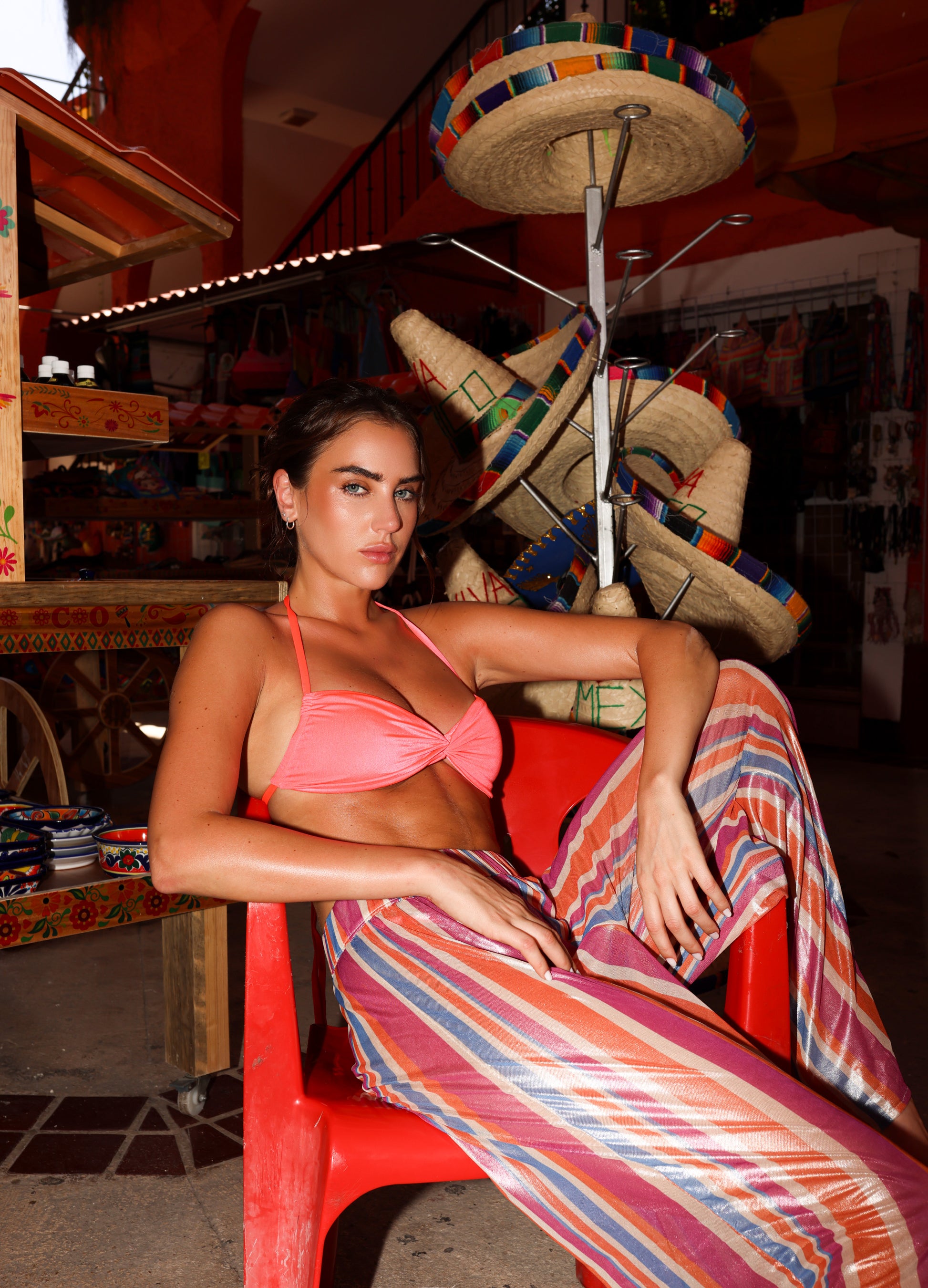 Modelo con Pantalón Glow Naranja OPHIA, look playa resort talla M